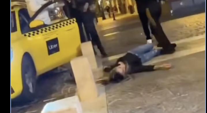 Arcon vágta a taxis, mozdulatlanul terült el egy nő az V. kerületben a földön, de a férfi simán elhajtott