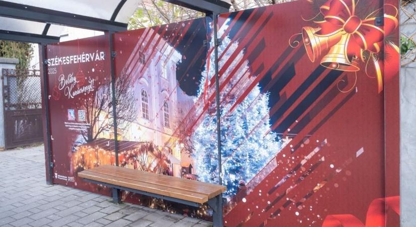 Ünnepi hangulat költözött a Várkörúti buszmegállókba