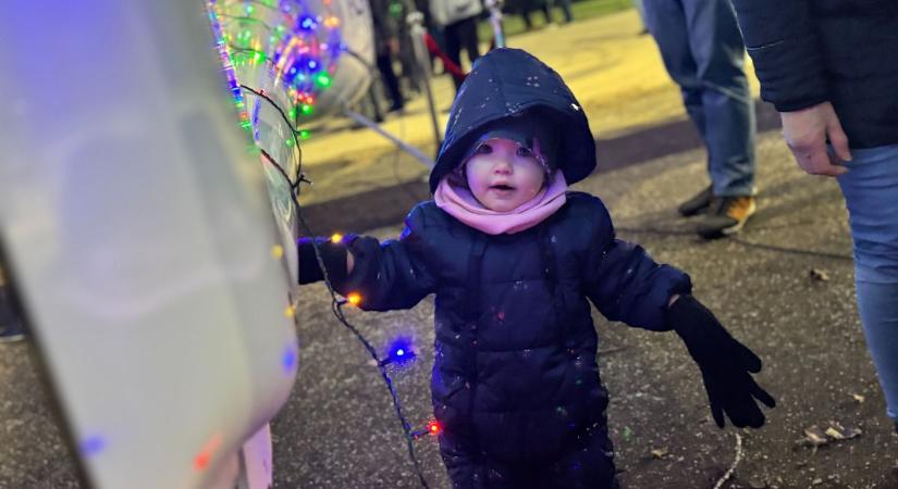 Adventi csoda Tácon: varázslatos fotókon a fénybe öltözött falu (galéria)