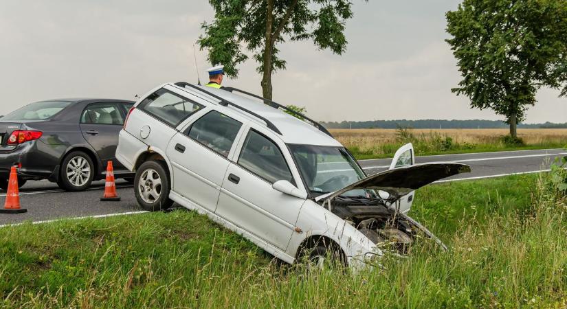 Árokba hajtott egy autó a 63-as főúton