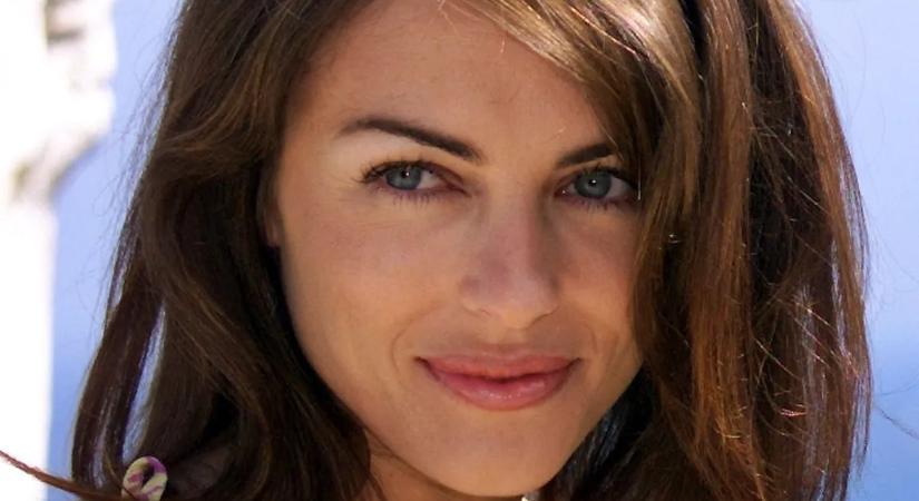 Elizabeth Hurley tökéletes barackmelleit alig takarja valami – forró fotó