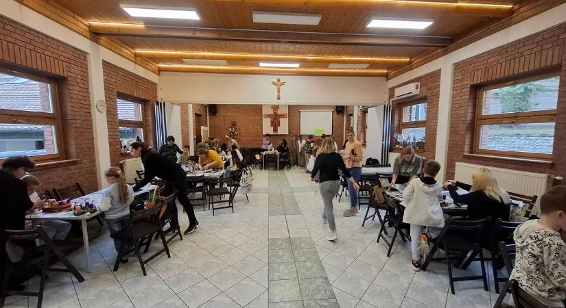 Reggeltől estig készültek a szebbnél szebb adventi koszorúk a plébánián