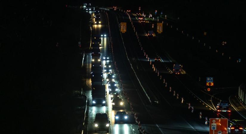 Katasztrófaturizmus miatt nem haladnak a sorok, két baleset is lassítja az M1-es autópályát