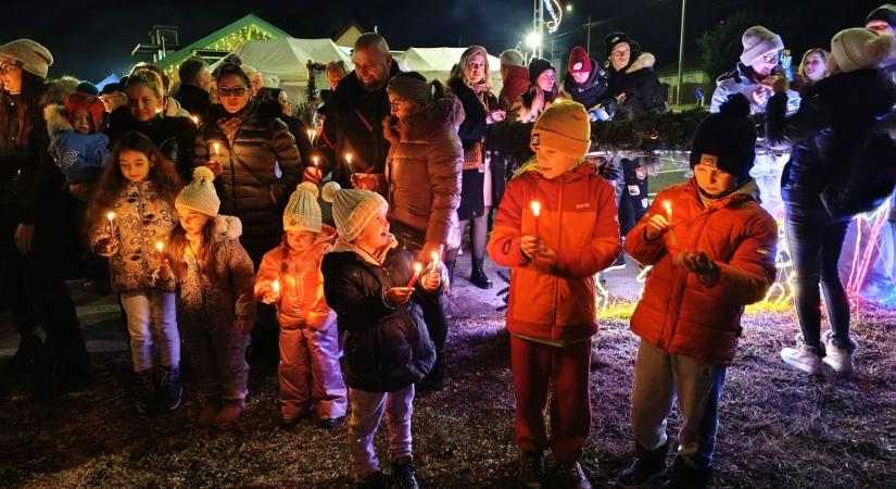 Gyertyagyújtás, adventi vásár, közösen elfogyasztott vacsora – együtt ünnepelt Szabadifürdő és Sóstó