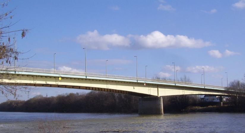 Elöntötte a víz a Bertalan híd újszegedi oldalát: lassan halad a forgalom a helyszínen