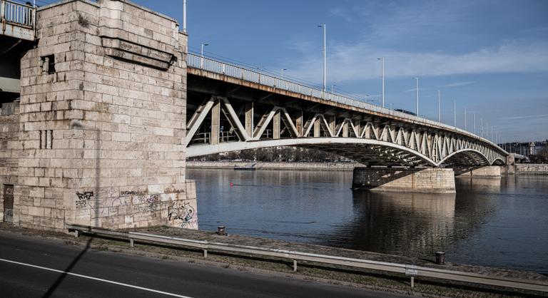 Negyvenöt éve nem kapott teljes felújítást Budapest egyik hídja, mutatjuk, hogy milyen állapotban van
