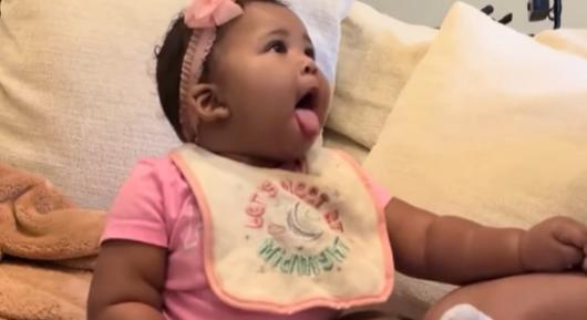 Olvadozik az internet a kisbabán, aki a világ legegyszerűbb dolgáért rajong