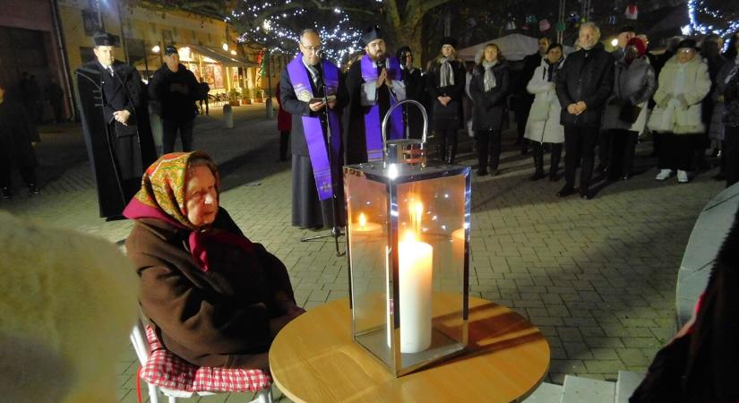 Párkány legidősebb lakosa gyújtotta meg az első adventi gyertyát