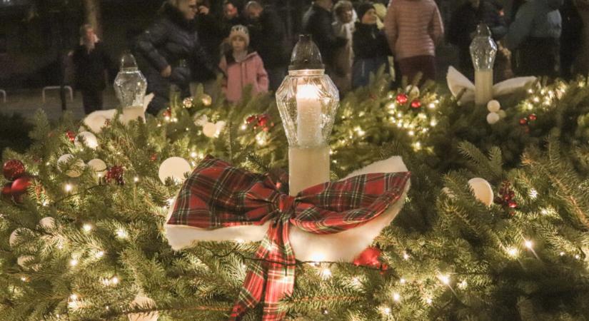 Fellobbant a hit lángja: meggyújtották az első adventi gyertyát a város koszorúján