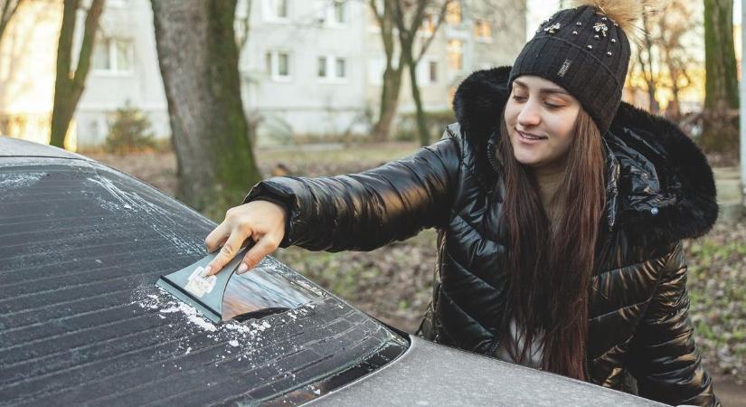 Végre van jó megoldás a jeges szélvédőre – trükkök és receptek az idegőrlő kapirgálás helyett