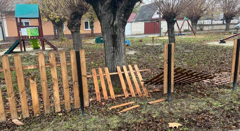 Döbbenetes! Vandálok rombolhatták le a gyerekeket védő kerítést Vásárhelyen