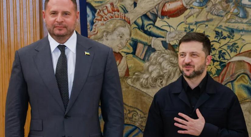 Pótolhatatlanná tette magát Zelenszkijnél, a házkutatás után lemondott, de az elnök még nem mentesült a politikai tehertől