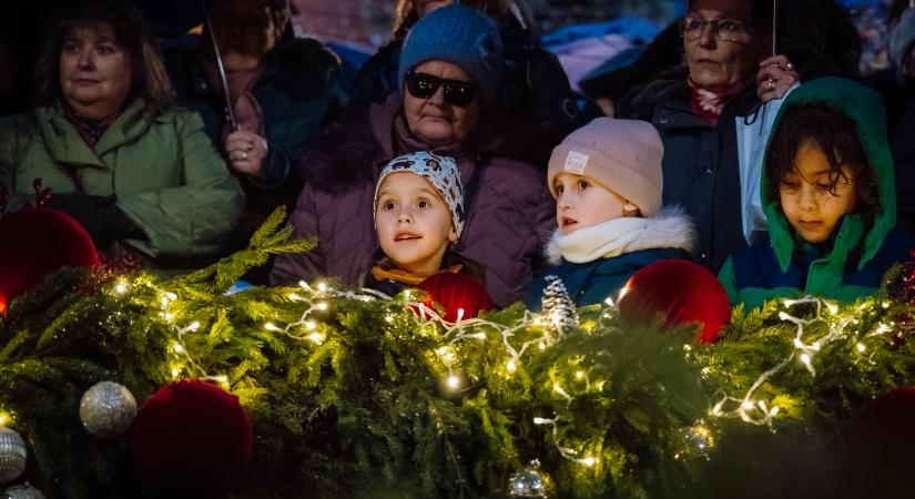 Meggyúlt az első gyertya Marosvásárhely adventi koszorúján – a hit lángja ragyogta be a Bolyai teret