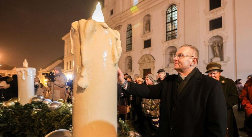 Felgyúlt az első, a hit gyertyája vasárnap Győrben - fotók, videó