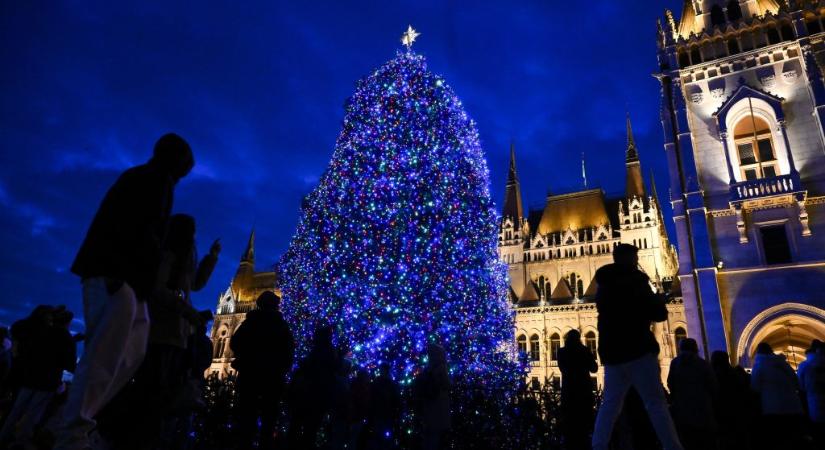 Felkapcsolták a fényfüzért az Ország Karácsonyfáján