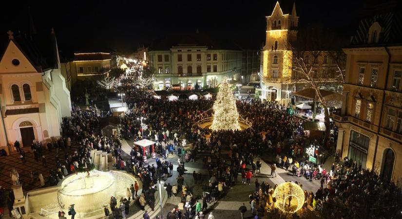 Több ezren vártak az adventi fényekre, lélegzetelállítóan néz ki Kaposvár – fotók és videó