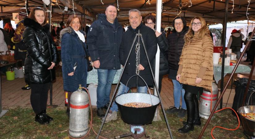Jó hangulatban telt a karácsonyi vásár és a forraltbor-főzőverseny Solton – fotók