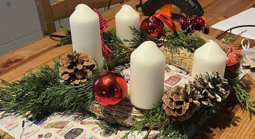 Videón mutatjuk, hogyan készítsd magad az adventi koszorút