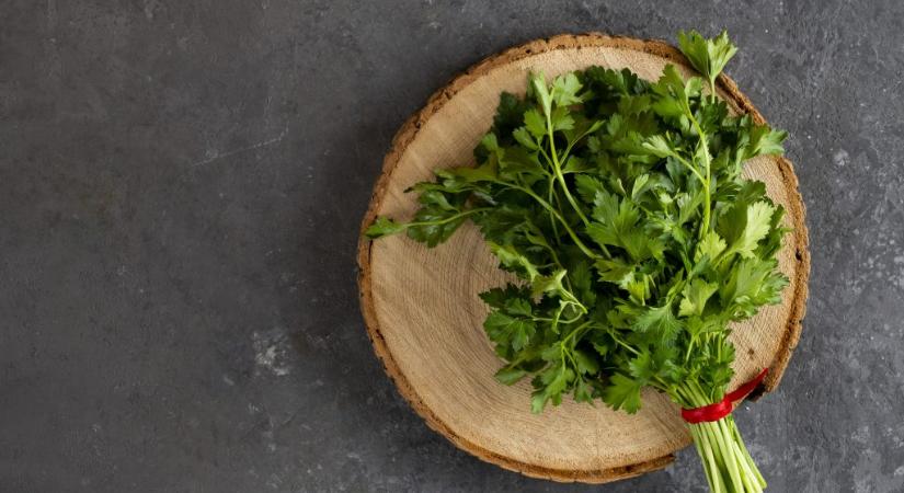 Ez történik a petrezselyemmel, ha szódabikarbónás vízbe teszed