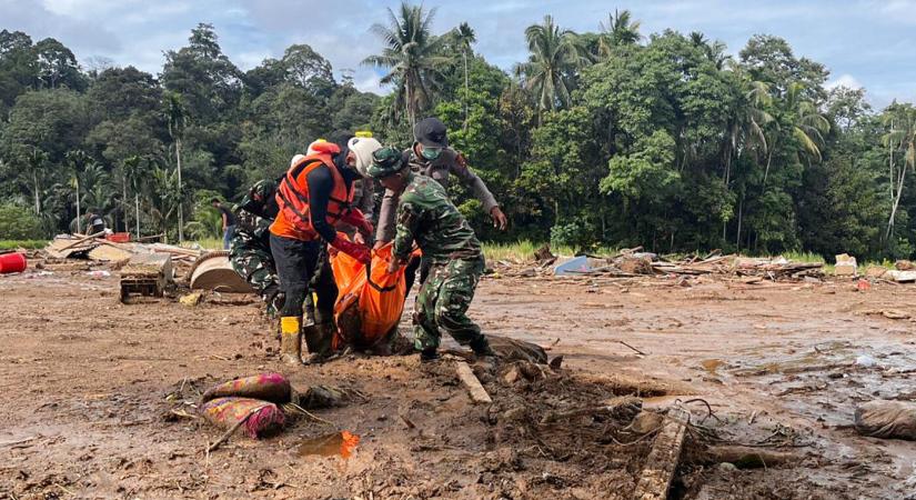 Már a 400-at is meghaladja az árvizek és földcsuszamlások halottainak a száma Szumátrán