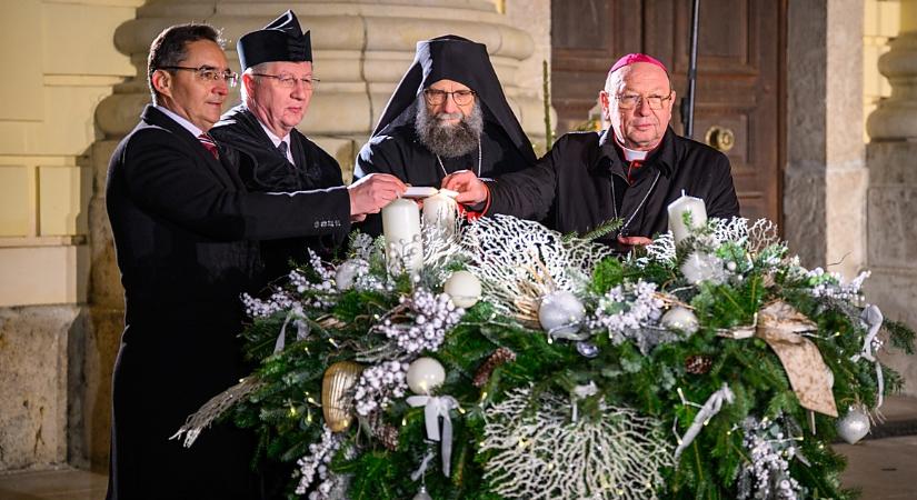 Fényárba borult a belváros és fellobbant az első láng Debrecen adventi koszorúján – fotókkal, videóval