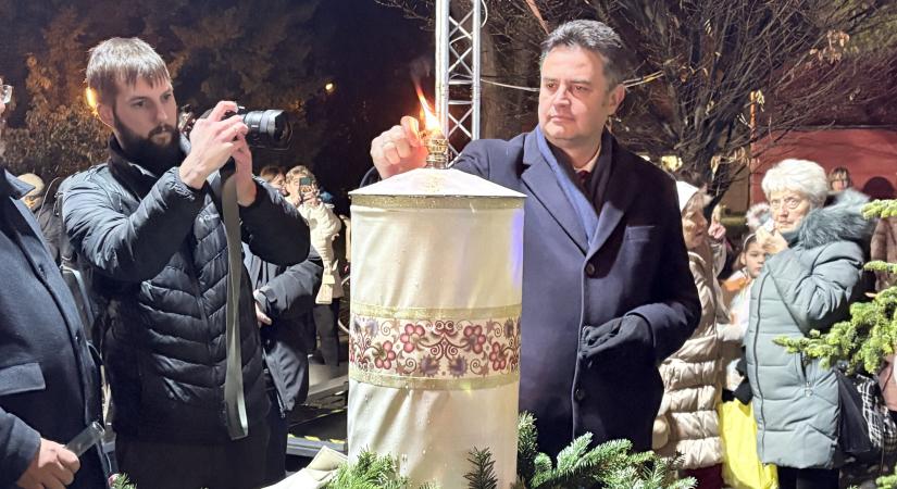 „A karácsony nem üzlet, hanem üzenet” – meggyújtották a város adventi koszorúján az első gyertyát