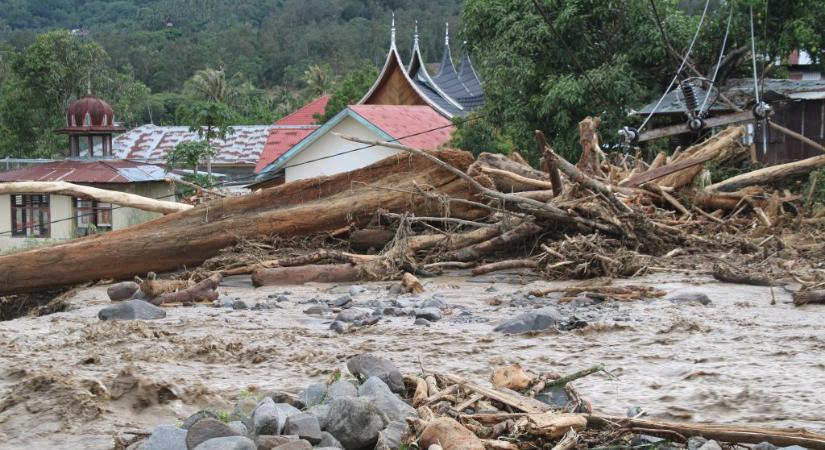Már több, mint 400 életet követelet az árvíz és a földcsuszamlás Szumátrán