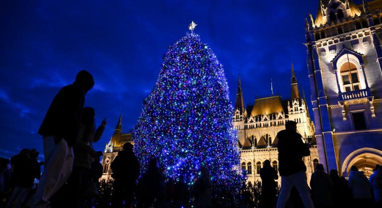 Felkapcsolták az Ország Karácsonyfáját díszítő fényfüzért a Kossuth téren