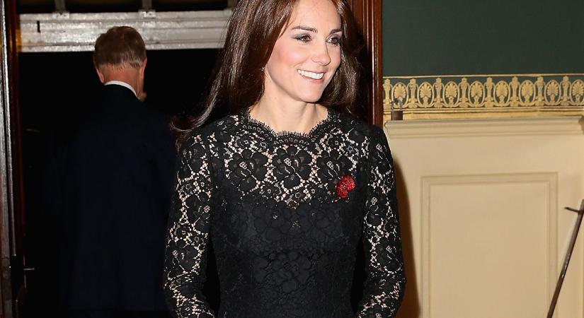 Divattörténeti pillanatok: amikor a királyi család tagjai kis fekete ruhában mutatkoztak