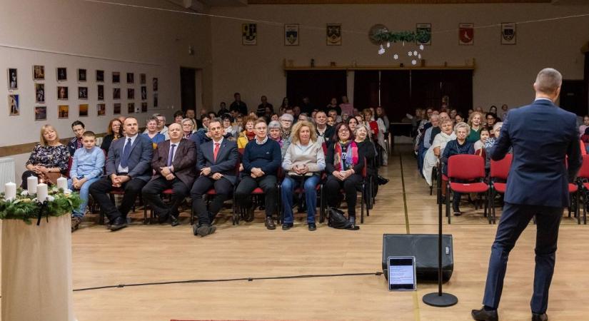 Meggyújtották az első adventi gyertyát Felsőtárkányban