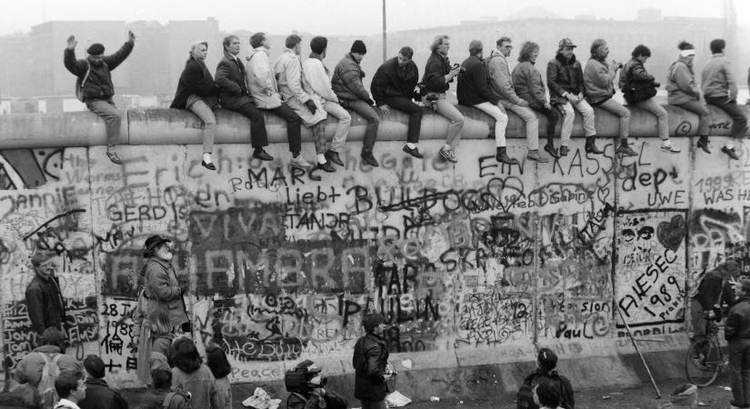 Így bontották le a berlini falat, a hidegháború és a megosztottság szimbólumát