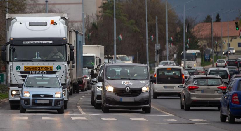 Kiderült miért vannak nagy dugók Tatán, mondjuk a megoldás