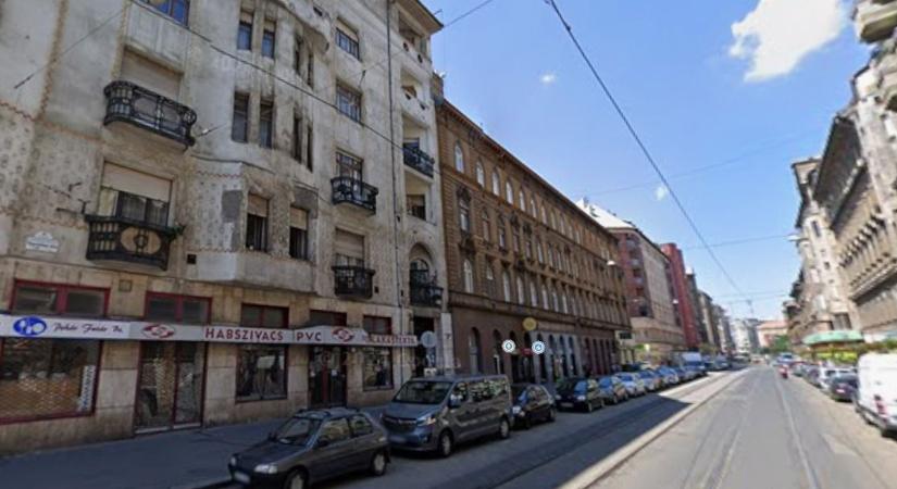 Botrányos: hajléktalanok csináltak hotelt a VIII. kerületi kocsiból - rendőrök szedték ki őket