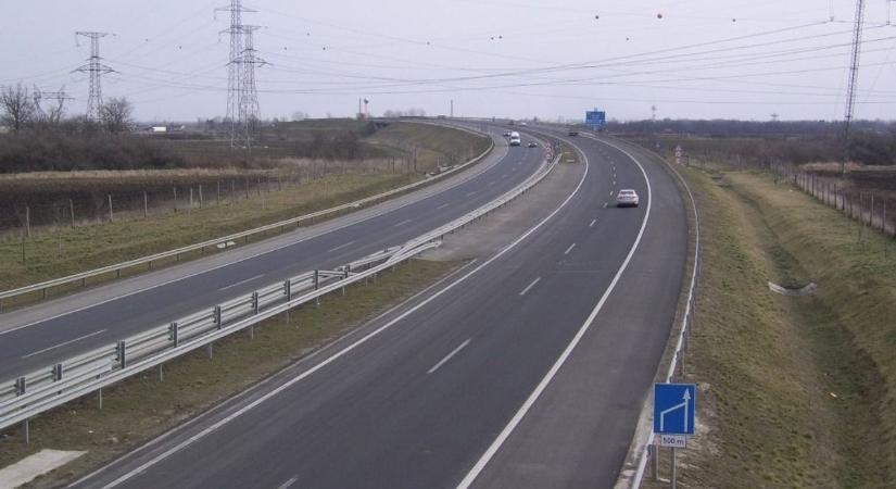 Ismeretlen okból csapódott szalagkorlátnak egy kisbusz az M43-ason