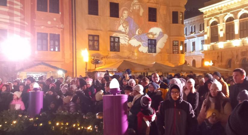 Fellobbant a hitet jelképező gyertya lángja Sopronban is - fotók