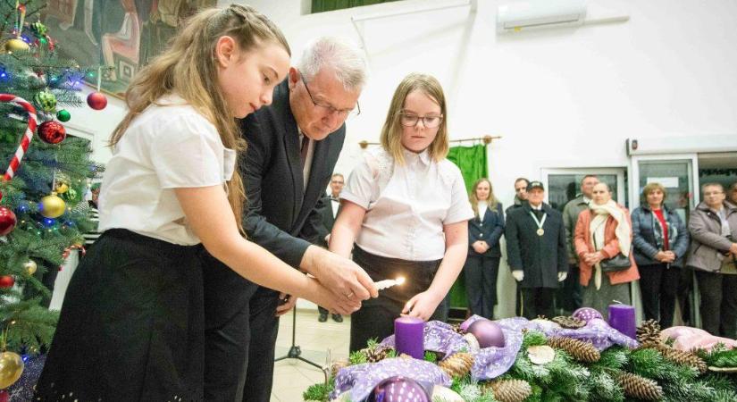 A katolikus iskola diákjainak műsora után Szabó Zsolt országgyűlési képviselő lobbantotta fel a hit lángját