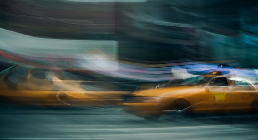 Két pofon után feküdtek a nők a taxis előtt