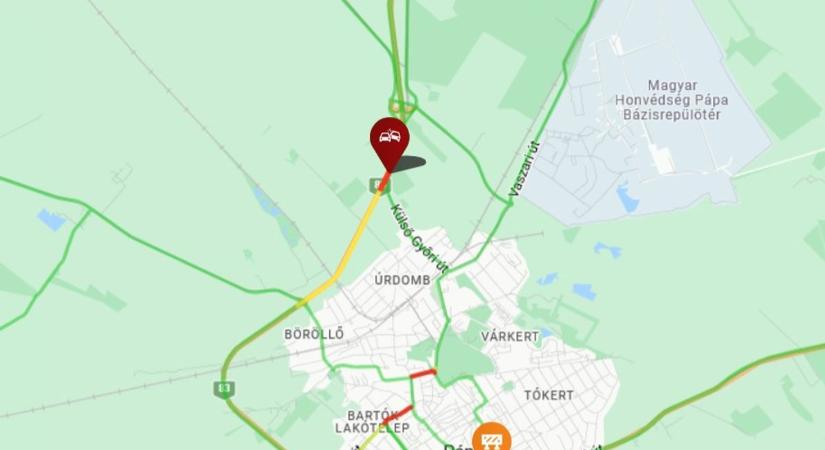 Két autó ütközött Pápa mellett: félpályás útlezárás, torlódás (helyszíni fotók)