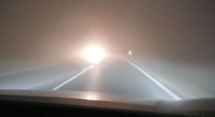 Veszélyes köd ereszkedik a 8-as főútra – ma este romlanak a látási viszonyok (képek, videó)