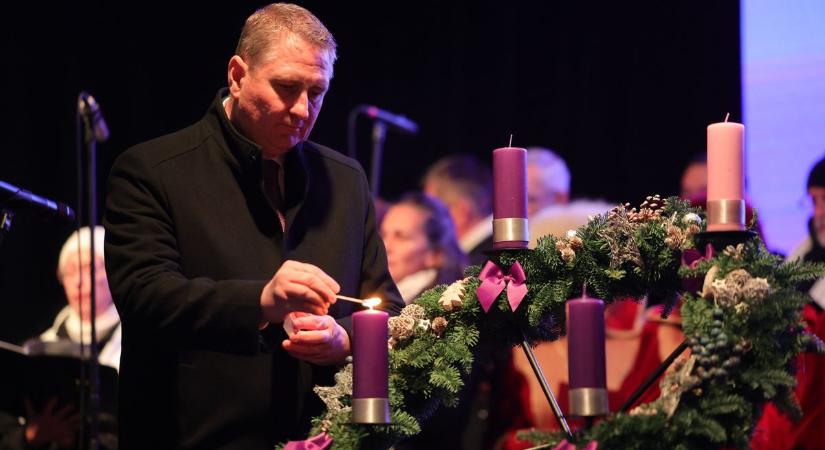 Meggyújtották az első adventi gyertyát a Dobó téren, hivatalosan is elkezdődött az ünnepi időszak fotók, videó