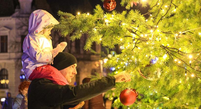 Felgyúlt az első gyertya Szekszárd adventi koszorúján (képgalériával)