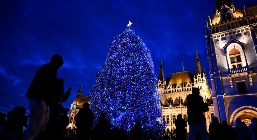 Fényárban úszik az Ország Karácsonyfája a parlamentnél