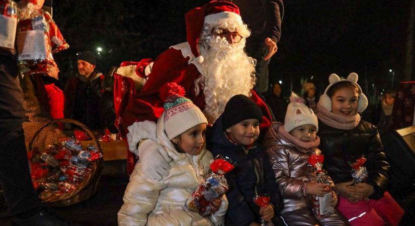 Több száz gyermek legnagyobb örömére befutott a Mikulás Szolnokra – galériával és videóval
