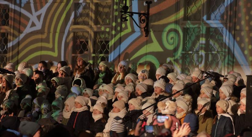 Több ezres tömeg és meghitt hangulat: meggyújtották az első adventi gyertyát Székesfehérváron (galéria)