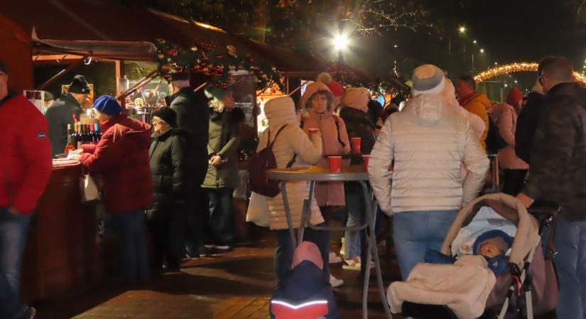 „A karácsony nem üzlet, hanem üzenet” – Hódmezővásárhelyen is meggyúlt az első láng (galériával)