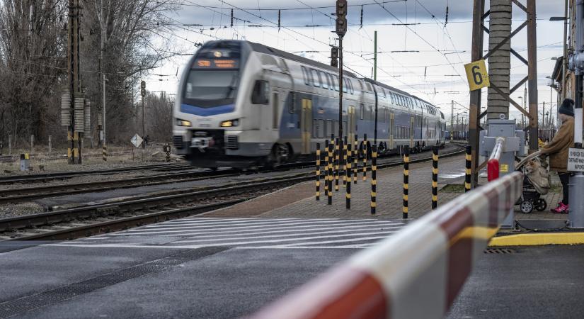 Súlyos áramütés ért egy férfit Rákosrendezőn, a vágányok közé zuhant