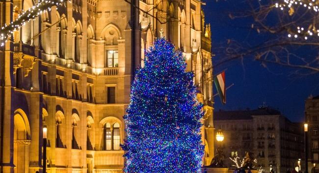 Felgyúltak az ünnepi fények az ország karácsonyfáján