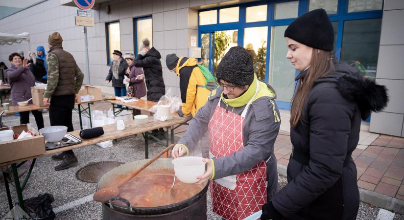„Kondérban a hit” – Jótékonysági főzés a rászorulókért