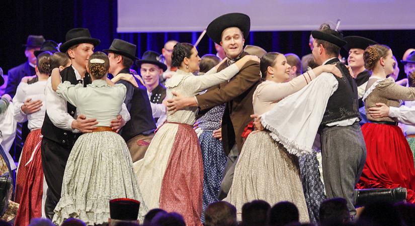 A tánc 75 éve: szép jubileumot ünnepelt a Debreceni Népi Együttes – fotókkal