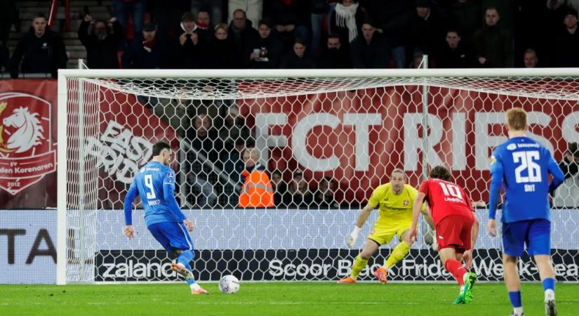 Kapu fölé panenkázta a tizenegyest az ír csatár, aki három gólt lőtt a magyar válogatottnak a vb-selejtezőn